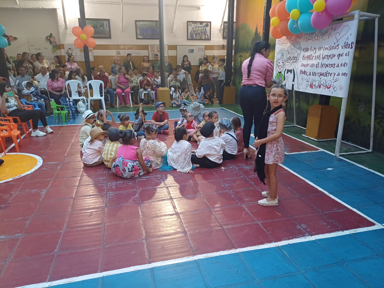 Familias y estudiantes reunidos en una actividad institucional