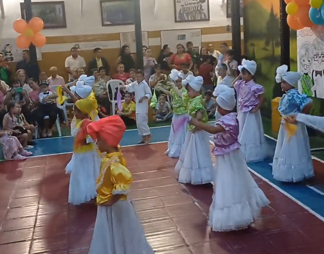 Estudiantes participando en una presentación cultural